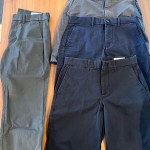 Lot of GAP Men's Classic Fit Shorts (x3) & Pant (x1) Black, Navy, Gray